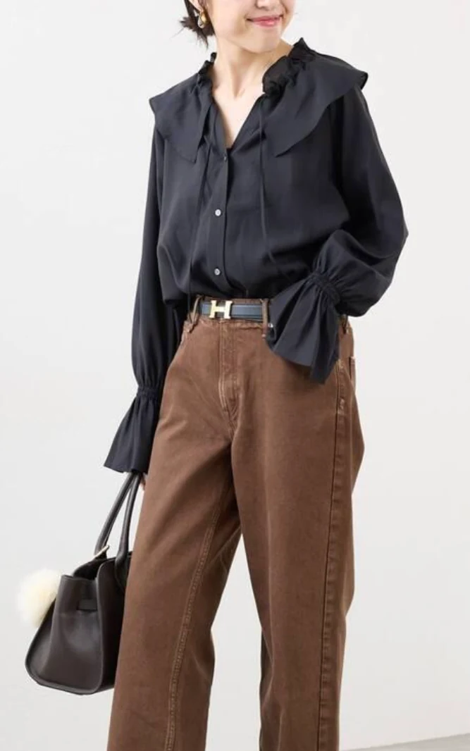 黒ブラウス × ブラウンボトム。大人のシックカジュアル